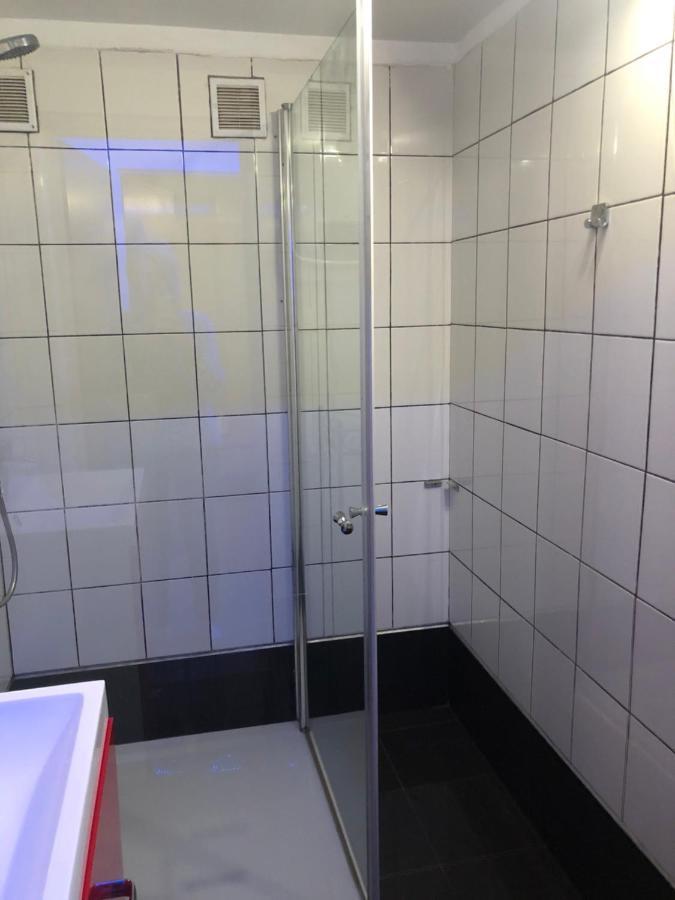 Tanie Blisko Lotniska Hostel *